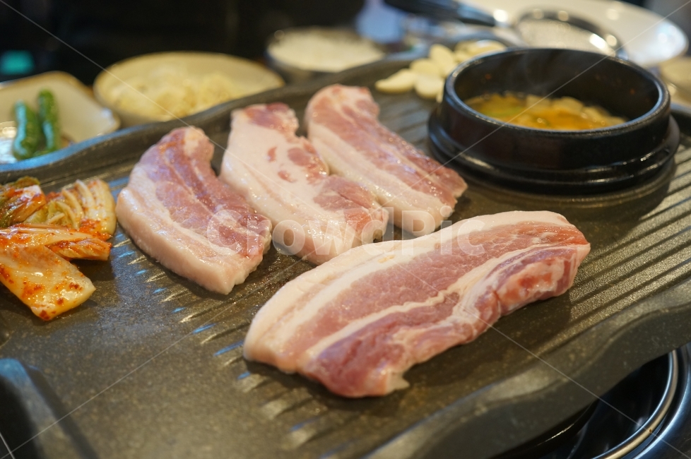 	삽겹살,오겹살,회식,끼니,저녁,돼지,동물,된장찌게,실내,고기판,고기,한국,한식,음식,식재료,요리,food,cook,meal,dishes,food reserves,육류,고기,meat,한식,한국음식,한국요리,korean food,korean dishes,korean meal,korean cook