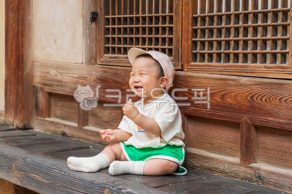 창덕궁,연경당,한옥,쪽마루,툇무라,과자,모자,문창살,전통,전통가옥,전통한옥,창덕궁후원,비원,목재건물,목조건축,남자아이,어린이,아동,즐거운,아이,꼬마,작은,귀여운,신난,아시안,한국인,동양인,한국,꼬맹이,어린시절,어린,사람,유아,영유아,아기,가족,아들