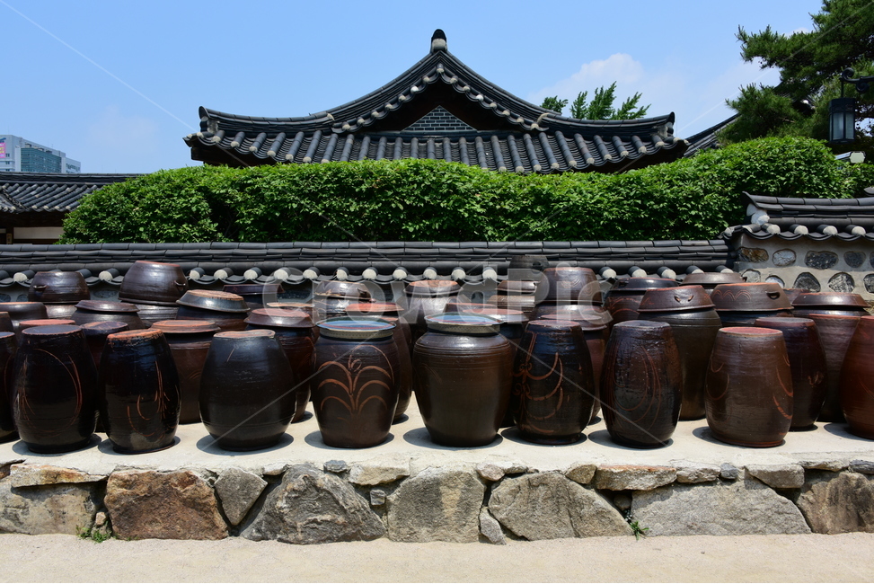 장독대,한옥,한옥과장독,조용함,전통의미,정결함,한국의미,아낙네,한옥마을,한국전통,한국문화,korean traditional,korean culture