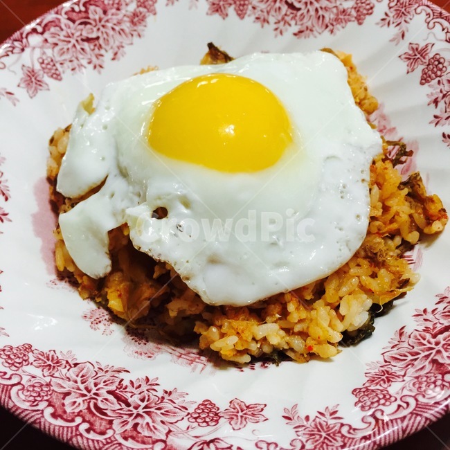 김치볶음밥,달걀프라이,요리,접시,한식,테이블