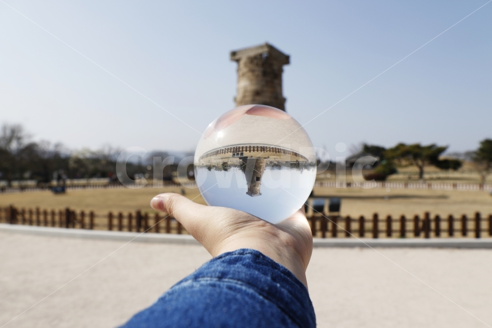 경주,첨성대,수정구슬,스냅사진,여행사진,풍경,여행,랜드마크,landmark,tourist attraction,한국전통,한국문화,korean traditional,korean culture,사람,인물,인간,human,person,사물,물건,오브젝트,thing,object,matter,연출,컨셉,콘셉,direction,concept