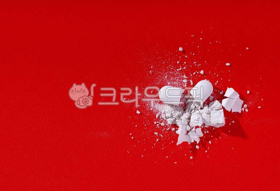 약물,알약,마약,코카인,헤로인,중독,필로폰,치료제,각성,복용,환각,가루,부서진,컷,절단,흩날리는,파우더,파쇄,파괴,약,비타민,과용,과다,오용,남용,오남용,약물중독,화이트,흰색,타블렛,건강,의료,의약품,헬스케어,영양제,진통제,아스피린,빨강,빨간,레드