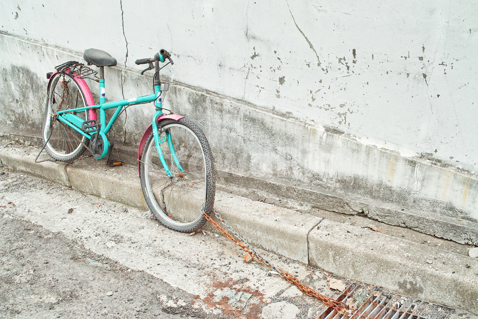 machine,기계,wheel,바퀴,vehicle,차량,bicycle,transportation,교통,bike,골목,오래된,망가진,버려진,묶여있는,자전거,빈티지사진,빈티지느낌,빈티지감성,vintage
