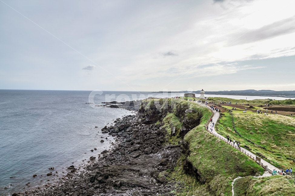 제주도,섭지코지,바다,풍경,제주,jeju,하늘,sky,sea,beach,해변,자연,푸른바다,jejuisland,landscape,해안길,해안로,산책로,절벽,바위,자연,풍경,nature,landscape,한국자연풍경,한국자연경관,korea nature landscape,제주도,jeju,jeju island,사람들,대중,군중,other people,crowd