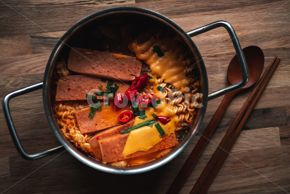 부대찌개,찌개,스팸,치즈,라면,부대찌개,부대찌개라면,치즈부대찌개,매운찌개,매콤한,얼큰한,해장찌개,나무테이블,탑뷰,수저,숟가락,젓가락,budaejjigae,jjigae,음식,식재료,요리,food,cook,meal,dishes,food reserves,면류,면요리,noodles,한식,한국음식,한국요리,korean food,korean dishes,korean meal,korean cook
