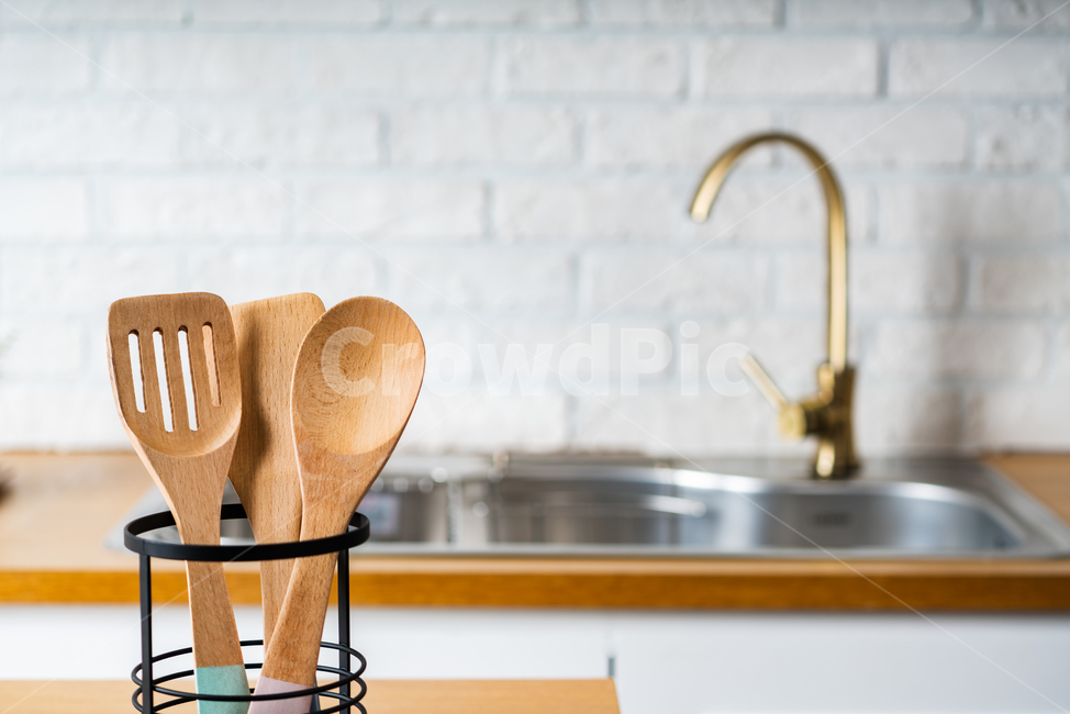 수도꼭지,개수대,싱크대,벽돌,패턴,배경,스텐레스,요리기구,주방용품,주걱,나무,부엌,주방,요리,주부,파출부,깔끔한,깨끗한,현대적인,공간,실내,인테리어,주방,키친,부엌,주방용품,요리도구,kitchen,kitchenware,cookroom,cookingutensil,인테리어,실내디자인,interior design,사물,물건,오브젝트,thing,object,matter