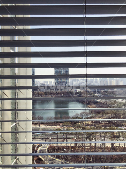 seoul,window,blind,city,downtown,sunshine,architecture,landscape,lake,square,frame,urban,pattern,daytime,road,서울,건축물,롯데월드타워,도시,석촌호수,풍경,건물,호수,창문,블라인드,패턴,인테리어,실내디자인,interior design