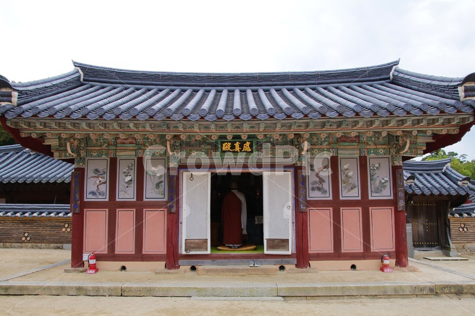 해인사,불교,사찰,스님,불교건축,수행,응진전,나한전,한국전통,한국문화,korean traditional,korean culture,사람,인물,인간,human,person,남성,남자,man,male,건축물,건물외관,exterior,building,structure,architecture,construction