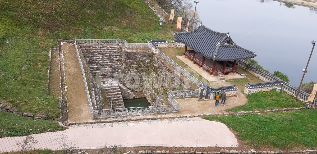 공주,공산성,연지,만하루,백제유적,한국전통,한국문화,korean traditional,korean culture,랜드마크,landmark,tourist attraction,한국랜드마크,한국관광지,한국명소,korea landmark,korea tourist attraction,사람,인물,인간,human,person,건축물,건물외관,exterior,building,structure,architecture,construction