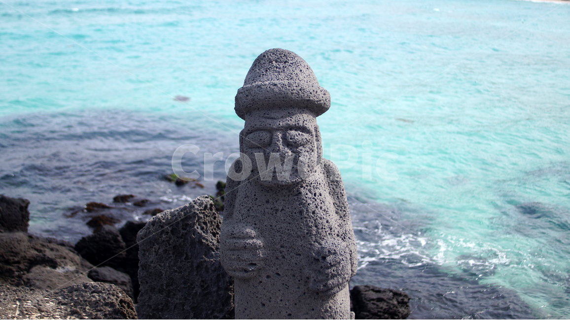 돌하르방,함덕,화산암,파도,바다,시원함,풍경,제주도,jeju,jeju island,조각상,동상,석상,조형물,statue,bronze statue,stone statue,rock,록