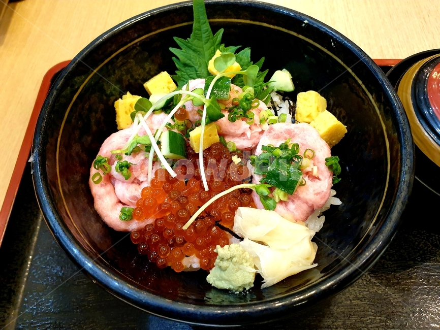 dish,요리,meal,식사,food,음식,해산물,해산물덮밥,일식,일본음식,일본요리,참치,참치덮밥,점심,lunch