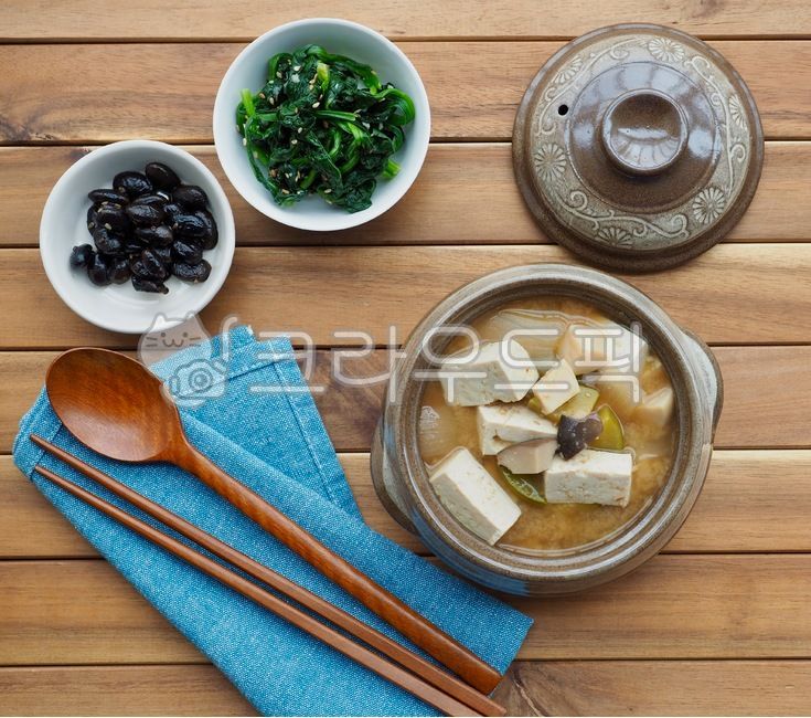 wellnessfood,asianfood,Drop out,chopsticks,sidedish,koreanculture,side dish,wellbeing,Korean food,Wellbeing food,spoon,Asian food,cooking,traditionalfood,koreanfood,soybeanpastestew,Korean culture,soy bean paste soup,food,misosoup,background,Spoon,traditi