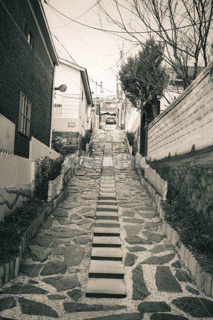 골목,동화마을,흑백,감성,계단,휴식,쓸쓸함,골목길,alley,흑백,모노톤,monochrome,black and white,walkway,보도,path,통로,flagstone,판석,sidewalk,pavement,포장