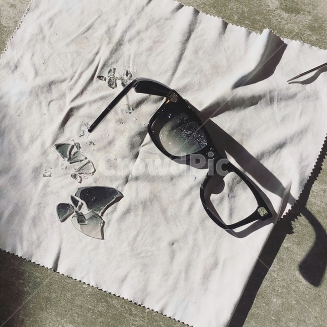 안경,유리,glasses,선글라스,파손,파괴,그림자,파손물