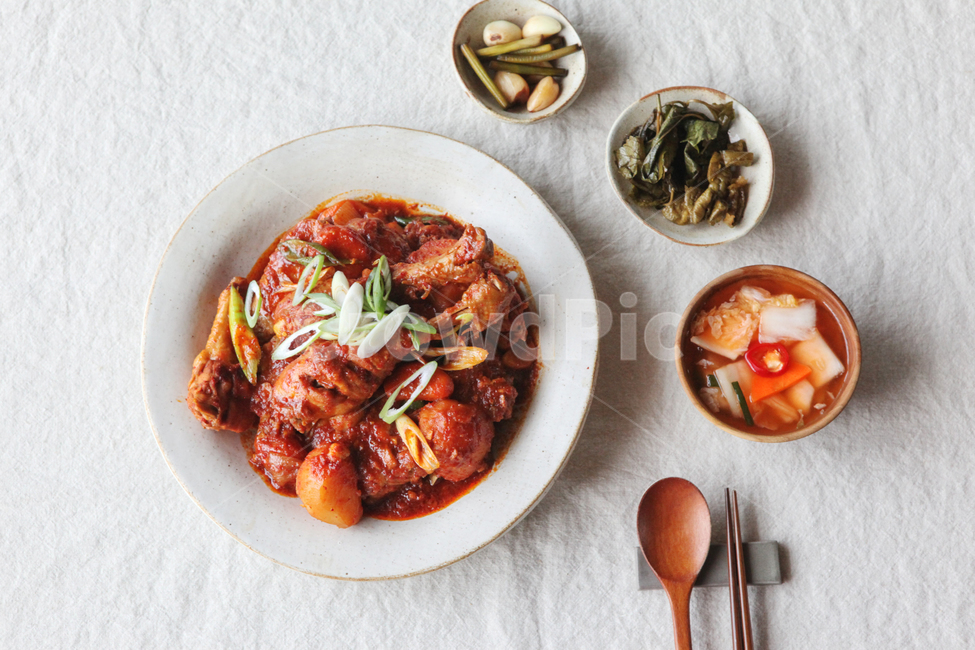 Korean cuisine,cook,restaurant,Korean,Chicken doritang,Eating alone,dinner,food,meal,side dish,afforestation,Korean food,Dongchimi,cooking,Dak bokkeumtang,table