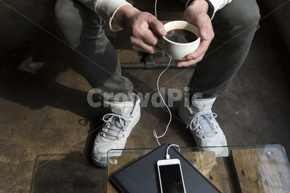 카페,커피,스마트폰,음악,이어폰,휴대폰,음악감상,테이블,남자,남성,손,운동화,아메리카노,사람,인물,인간,human,person,남성,남자,man,male,커피,카페,coffee,cafe