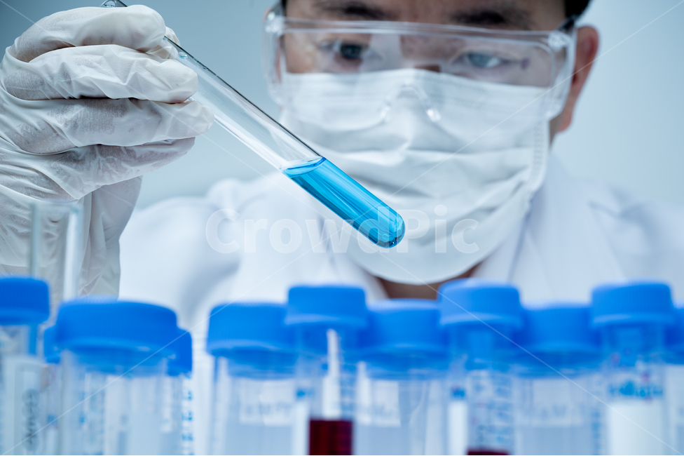 과학,의료,과학자,식물학,식물,표본,샘플,견본,연구원,실험실,연구실,실습실,장비,설비,용품,시험관,튜브,생명공학,의학,실험,생물학,배경,컨셉,개념,사이언스,화학,테스트,시험,검사,미생물학,분석,푸른색,파란색,블루,기술,생화학,테크놀로지,개발,교육,약학,동양인,남자,아시아인,일본인,중국인,한국인,남성,1인,산업,industry,industrial