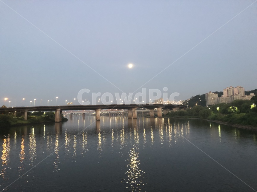 새벽,월몰,풍경,moonset,dawn,달,moon,서울,soeul,landscape,야경,밤,풍경,nightscape,night,landscape,도시,city,water,물
