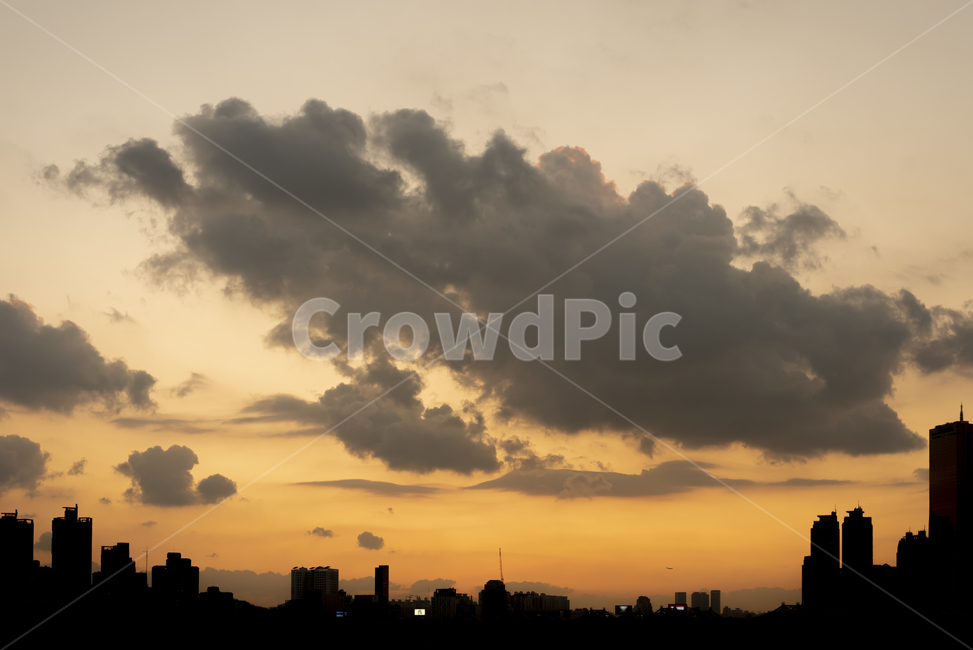 도시,풍경,구름,실루엣,일몰,노을,빌딩,outdoors,옥외,sunlight,햇빛,sky,하늘,오렌지
