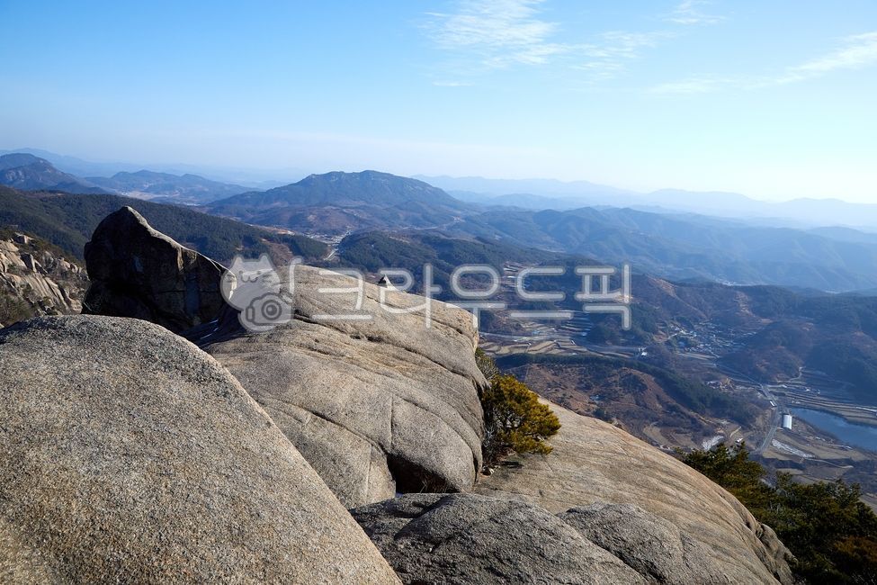 mountainrange,Hapcheongun,bluesky,hapcheongun,mountain,clear weather,Gyeongsangnamdo,sky,Mosanjae,pleasure,mountain range,mosanjae,clearsky,snowy mountain,snow,mountaintop,blue sky,trekking,snowmountain,winter,Hwangmaesan Mountain,rock,topofmountain,ridge