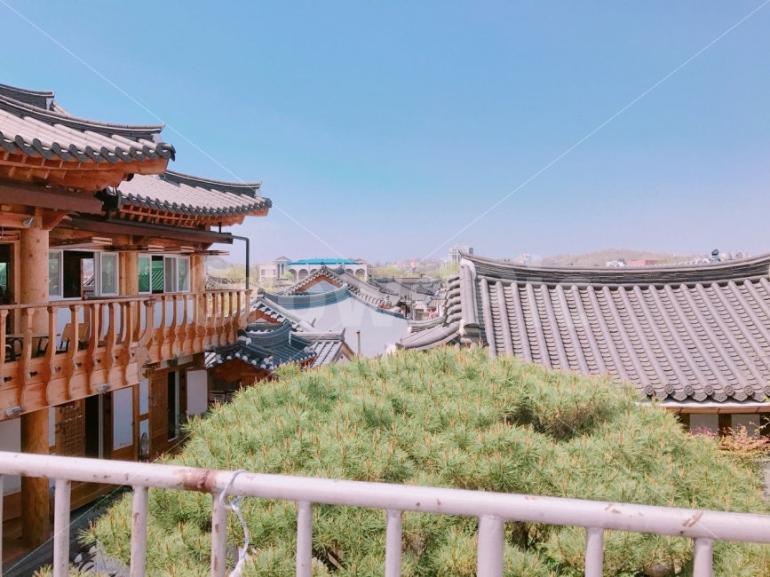 전주,한옥,풍경,국내,한옥마을,도시,풍경,city,landscape,한국도시풍경,한국도시경관,korea cityscape,한국전통,한국문화,korean traditional,korean culture,railing,난간,building,건물,architecture,건축물,handrail,banister,temple,신전
