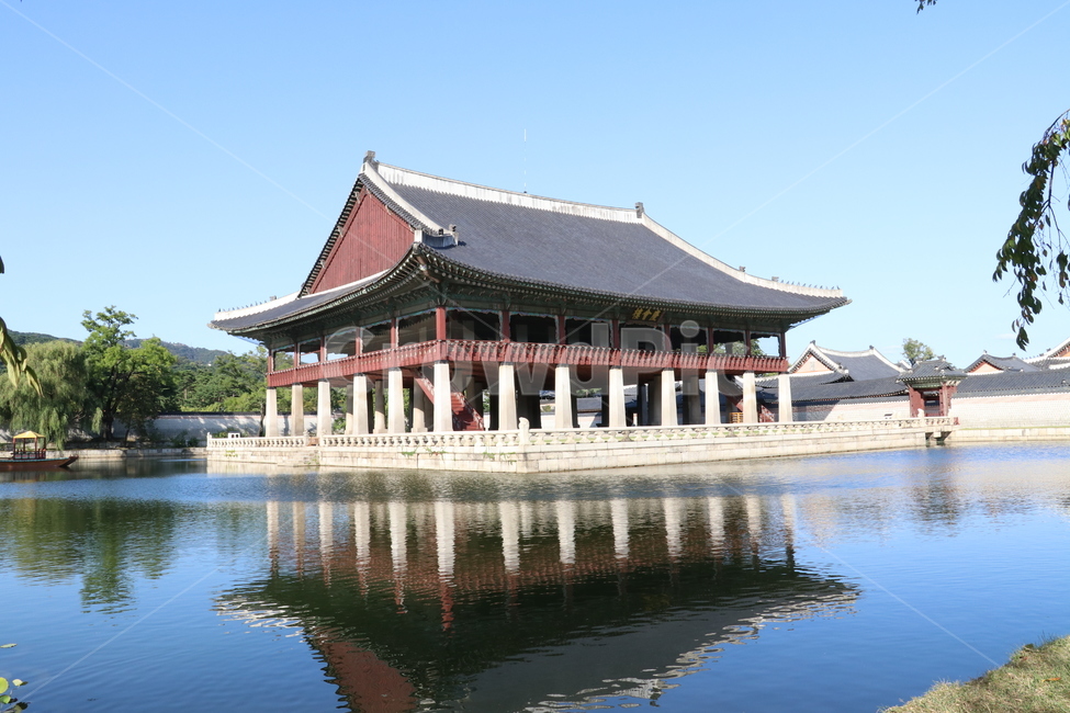 sky,pond,wooden construction,Gyeonghoeru,construct,building,Gyeongbokgung,reflect,Cultural Heritage,autumn,Korean tradition