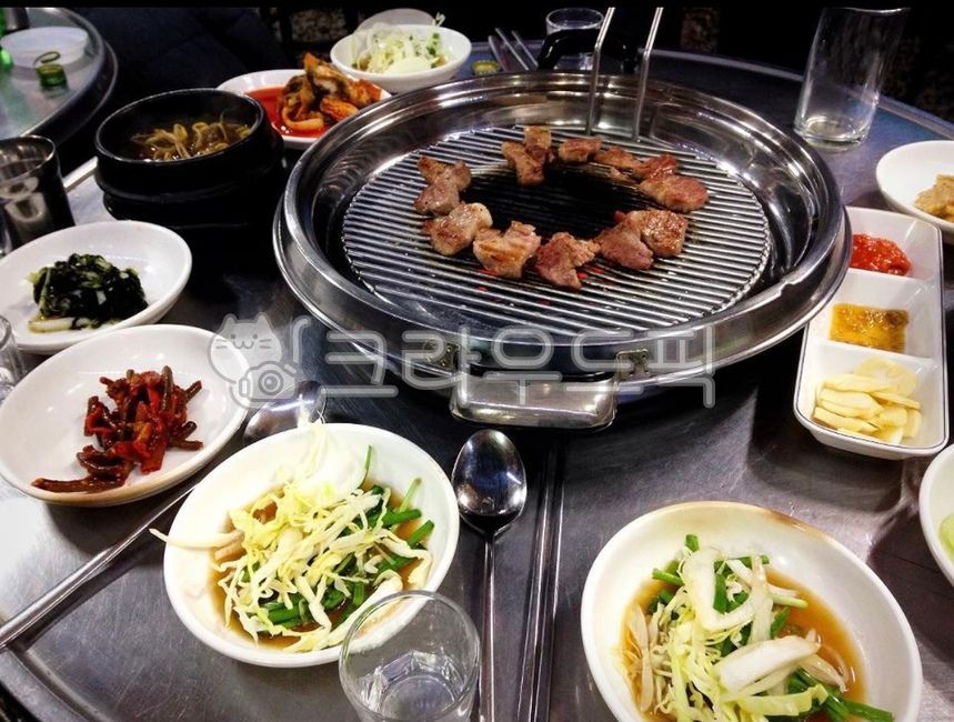 table setting,chopsticks,pork,vegetable,charcoal grilled meat,pig,charcoal fire,side dish,rice thief,pork belly,Korean food,ingredients,Salt place,cooking,soju glass,roast,koreanfood,garlic,Charcoal grill,kimchi,Korean cuisine,cook,Korean,food,meal,dish,S