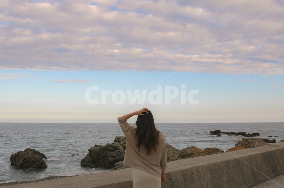 바다,노을,여자,사람,인간,뒷모습,바위,여행,자연,경치,human,person,apparel,clothing,sea,sky,cloud,woman,사람,인물,인간,human,person,여성,여자,woman,female,lady,여행,휴가,traveling,vacation,trip