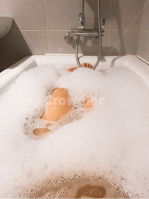 목욕,목욕하다,거품목욕,bath,다리,bubblebath,욕실,거품,여유,휴식,relaxed,욕조,사람,여자,humen,women,bathroom,씻다,나른한,노곤한,leg,legs,休み,泳ぐ,風呂,浴びる,休む,사람,인물,인간,human,person,신체일부,몸,body,휴식,힐링,rest,relaxation,healing