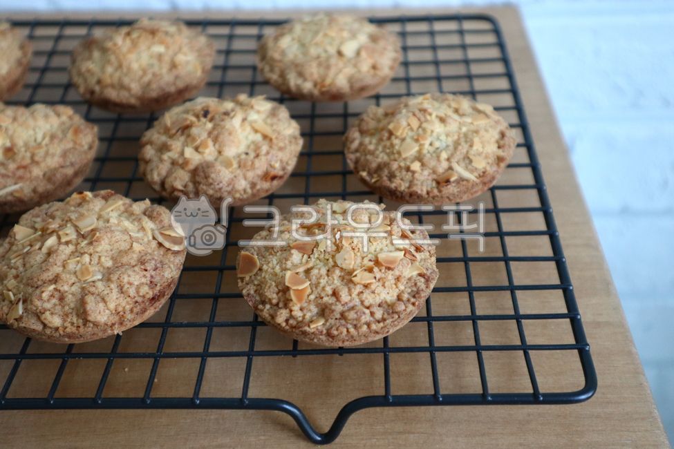 크럼블,쿠키,구움과자,디저트,티푸드,바삭한,고소한,달콤한,철망,간식,베이커리,맛있는