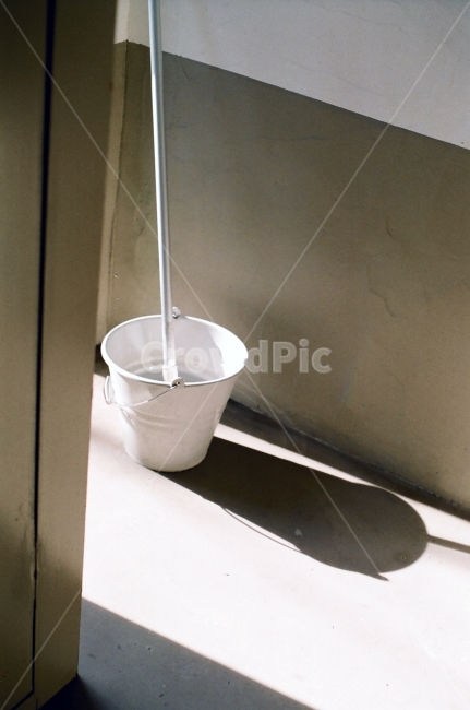 양동이,청소,대걸레,청소도구,필름,바케스,감성,sensible,feeling,사물,물건,오브젝트,thing,object,matter