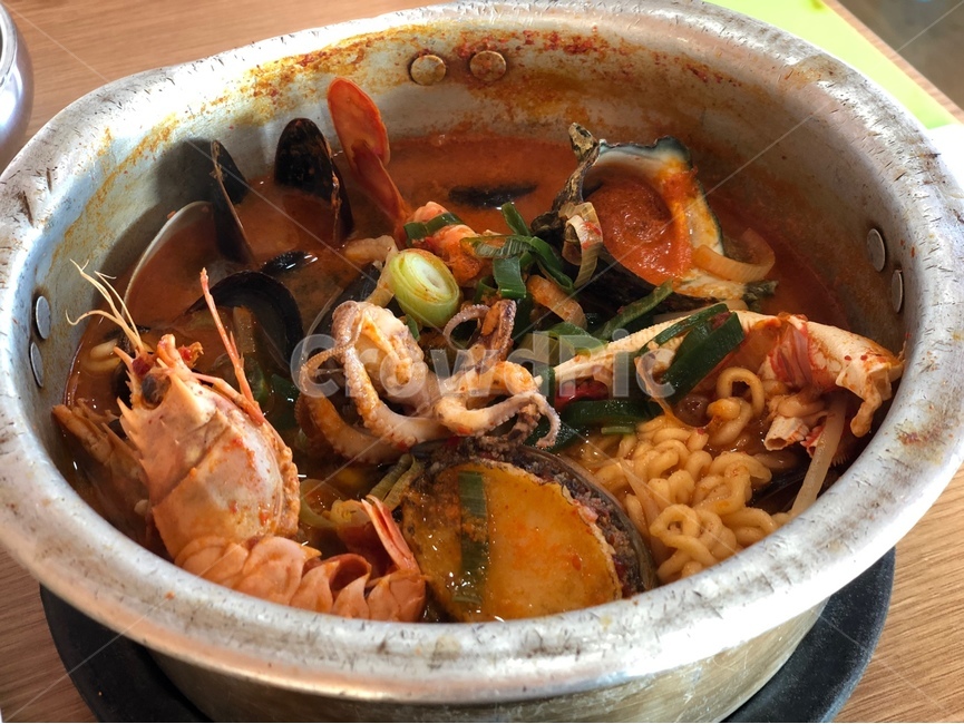 해물라면,라면,제주도,음식,매운음식,딱새우,독도새우,홍합,파,야채,새우,소라,빨간국물,매운국물,국물요리,수프,양푼,양푼냄비,양은냄비,양은,푸짐함,빨간,노란,푸짐한음식,면요리,전복,해산물,매운요리,food,해물