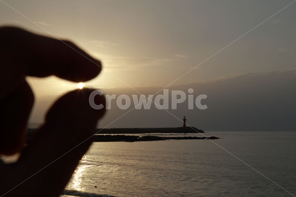 여행,휴가,바다,등대,일출,해,태양,물,하늘,등대,lighthouse,사람,인물,인간,human,person,신체일부,몸,body,light,빛,flare,플레어
