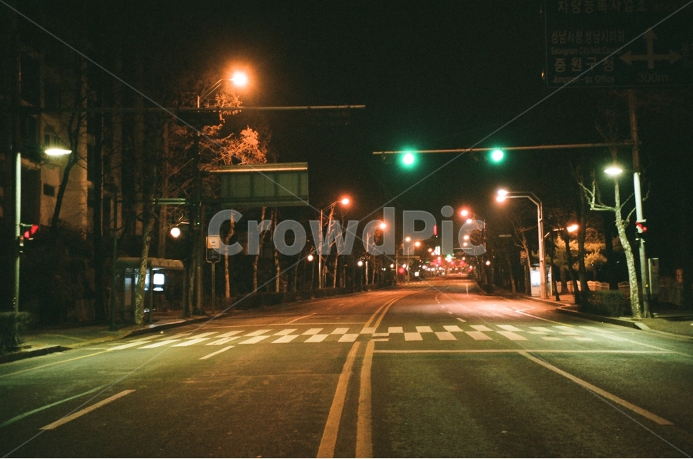 야간,거리,감성,횡단보도,텅빈거리,야경,밤,풍경,nightscape,night,landscape,교통,교통수단,traffic,transportation,asphalt,아스팔트,road,도로