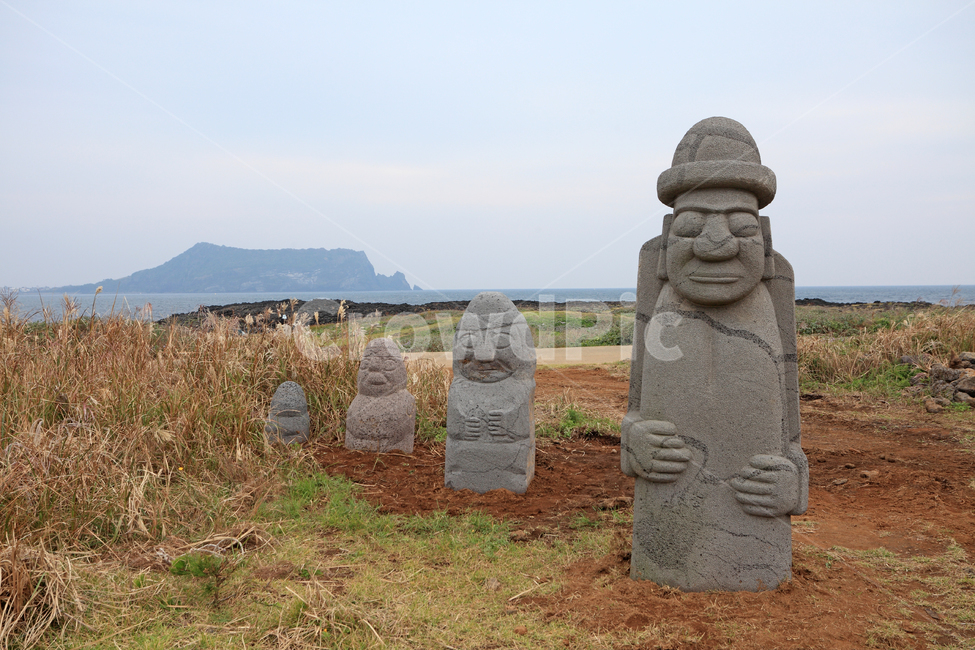 돌하르방,돌하루방,바다,제주,제주도,풍경,자연,섬,성산,일출봉,성산일출봉,석상,민속,전통,상징,심벌,돌,하루방,하르방,해안,하늘,배경,백그라운드,현무암,조형물,전설,수호신,한국,제주도,jeju,jeju island,한국전통,한국문화,korean traditional,korean culture,조각상,동상,석상,조형물,statue,bronze statue,stone statue,종교,신앙,religion,belief,faith,ground,바닥