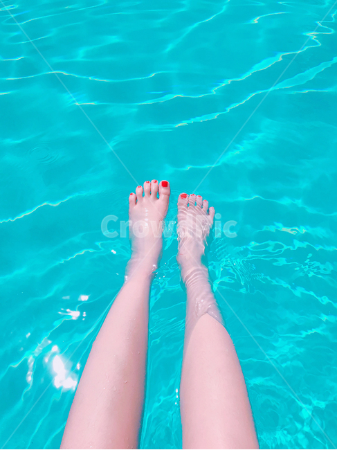 수영장물,풀장,여름물놀이,에메랄드빛물,물놀이,여름,계절,summer,season,사람,인물,인간,human,person,신체일부,몸,body,toe,발가락