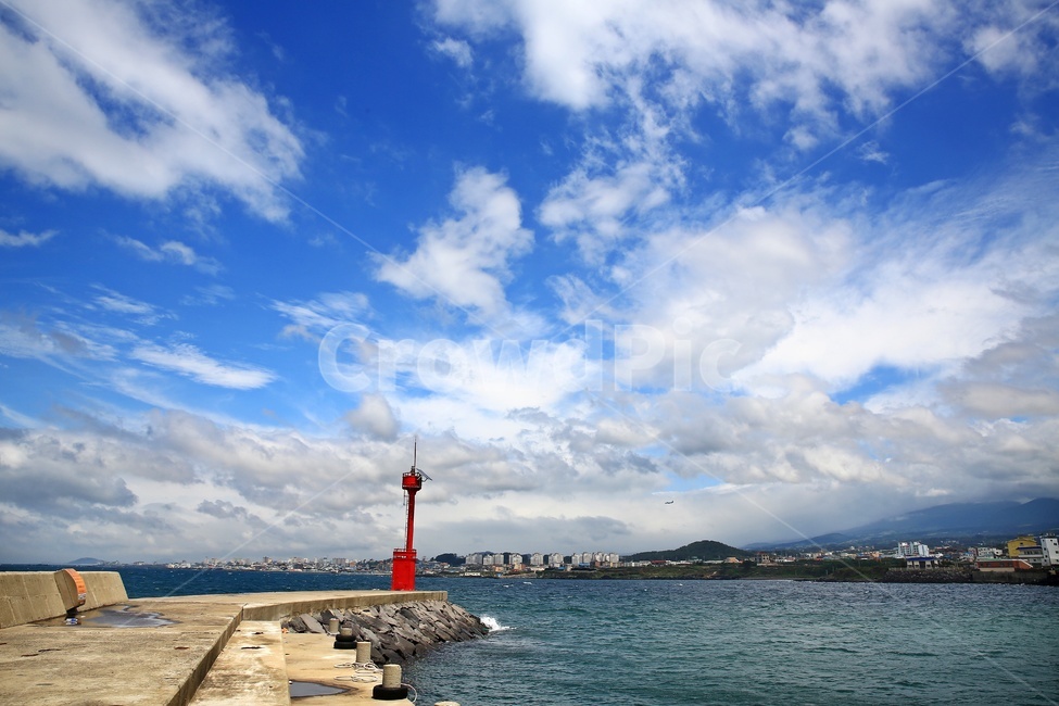 outdoors,옥외,nature,자연,water,물,ocean,대양,sea,바다,shoreline,해안선,제주,한림해변,해변,등대,구름,하늘