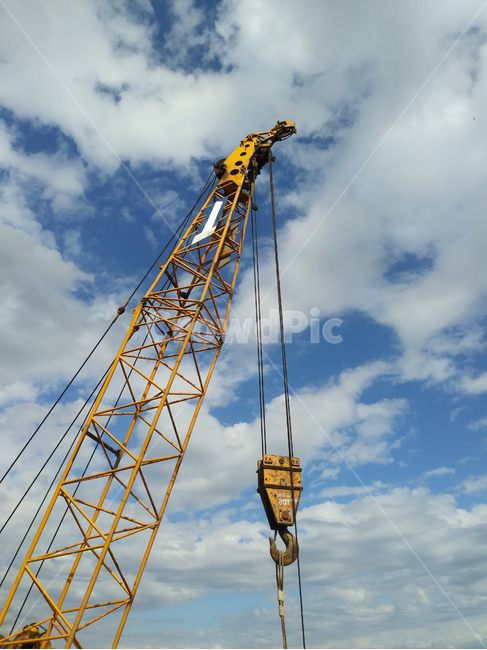 건설크레인,constructioncrane,노란색,중장비,하늘,구름,금속,건설작업,건설현장,크레인,steel,metal,갈고리,건설업,건축업,construction industry