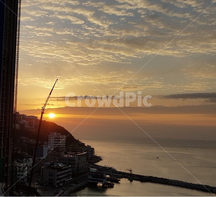 일출,해운대,감성,아침,차분함,구름,노을,일몰,도시,풍경,city,landscape,nature,자연,outdoors,옥외,dusk,황혼,dawn,새벽,red sky,붉은 하늘,sky,하늘,sunset