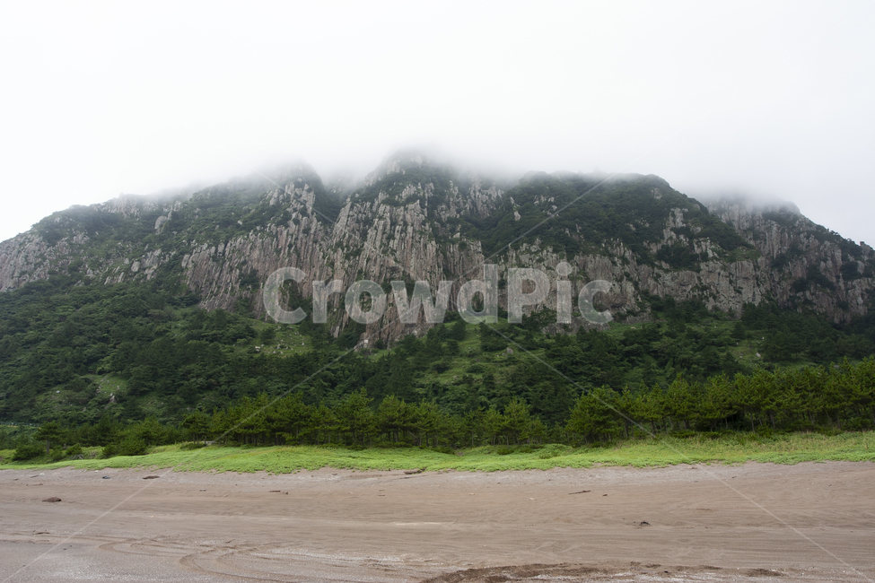 산방산,절벽,산,나무,풀,모래,해변,제주도,구름,안개,관광지,바위,해안가,자연,풍경,자연,풍경,nature,landscape,한국자연풍경,한국자연경관,korea nature landscape,제주도,jeju,jeju island,outdoors,옥외