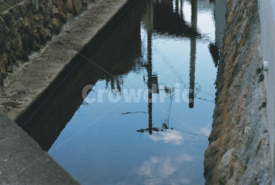 반영,물,전봇대,일본,시코쿠,일본여행,필름,필름사진,골목길,alley,감성,sensible,feeling,ditch,도랑,water