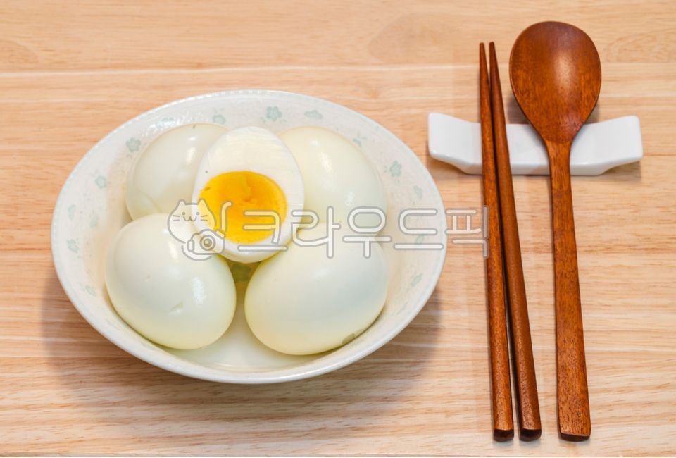 찐계란,삶은계란,찐달걀,삶은달걀,반찬,계란,달걀,음식접시,접기,식기,음식그릇,간식,후식,먹거리,한국음식,푸드,egg,food,음식,spoon,숟가락,젓가락