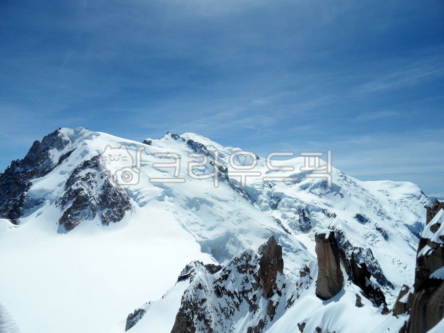 mountainrange,naturelandscape,Overseas,Chamonix,glaciallandform,world landscape,mountain,high,mountainouslandforms,france,sky,mountain range,slope,background,snow,mountainous landforms,winter,chamonix,clouds,summit,foreign,overseas landscape,Mont Blanc,as