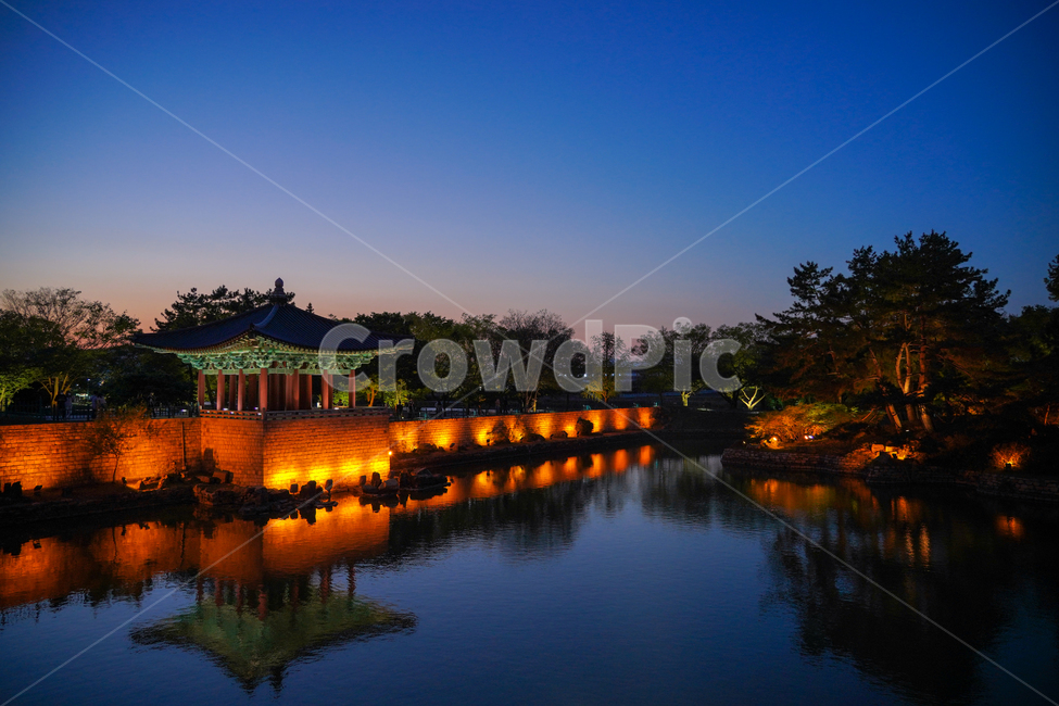 경주,동궁과월지,안압지,야경,반영,노을,문화재,밤,한옥,한국문화,건물,건축물,architecture,building,temple,야경,밤,풍경,nightscape,night,landscape,랜드마크,landmark,tourist attraction,한국랜드마크,한국관광지,한국명소,korea landmark,korea tourist attraction