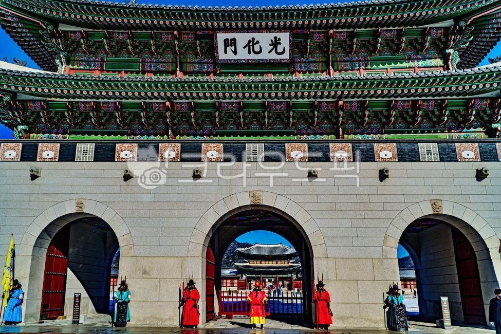 castle,joseon,Heungnyemun Gate,gwanghwamungate,Gwanghwamun,castle gate,Joseon County,Jongro,traditional culture,Hanyangdoseong,gatekeeper,rampart,Gyeongbokgung,Cultural Heritage,gyeongbokgungpalace,hanok,sight,castlegate,Shipbuilding,human,Korean landscap