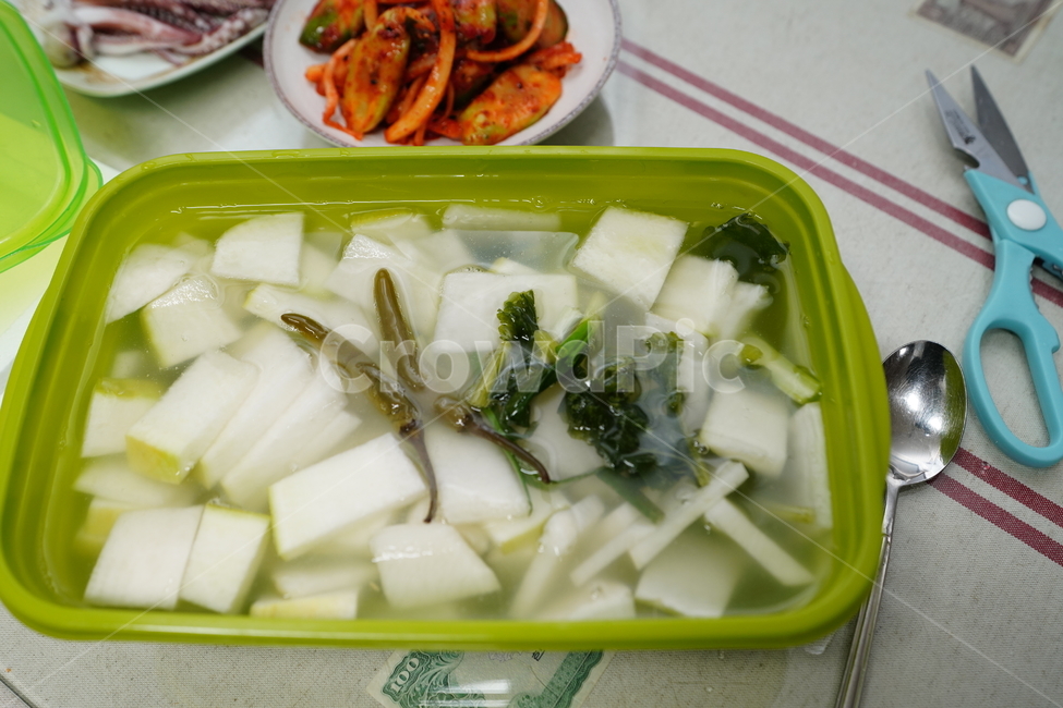 동치미,한식,한국,코리아,korean,국물,무,반찬,음식,요리,색감,고추,김치,음식,식재료,요리,food,cook,meal,dishes,food reserves,한식,한국음식,한국요리,korean food,korean dishes,korean meal,korean cook
