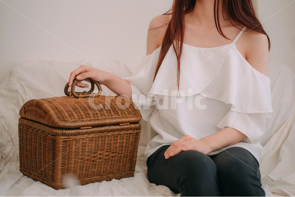 라탄백,피크닉가방,어깨,화이트블라우스,쇄골,어깨라인,소품,가방,쇼파,실내,사람,인물,인간,human,person,여성,여자,woman,female,lady