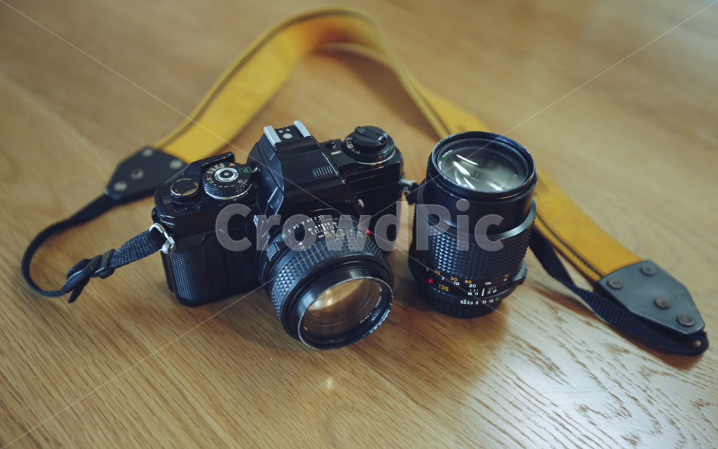 카메라,필름카메라,수동렌즈,135mm렌즈,50mm렌즈,수동초점,렌즈,스트랩,레트로,레트로감성,복고,복고풍,strap,전자제품,camera,미놀타,minolta,나무결,테이블,electronics,mf,사진작가,포토그래퍼,photographer