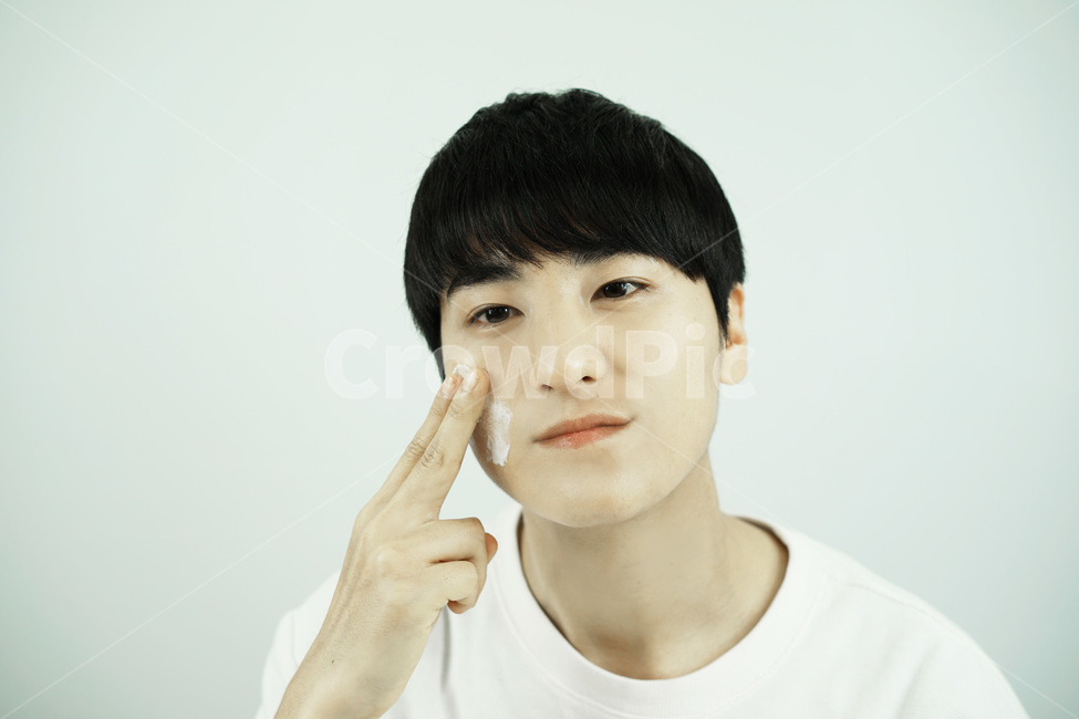 남자,뷰티,스킨케어,피부관리,화장품,로션,beauty,skincare,cosmetic,남성,lotion,그루밍족,사람,인물,인간,human,person,얼굴표정,facial expression,face,남성,남자,man,male,감정표현,기분,feeling,emotion,뷰티,미용,beauty treatment