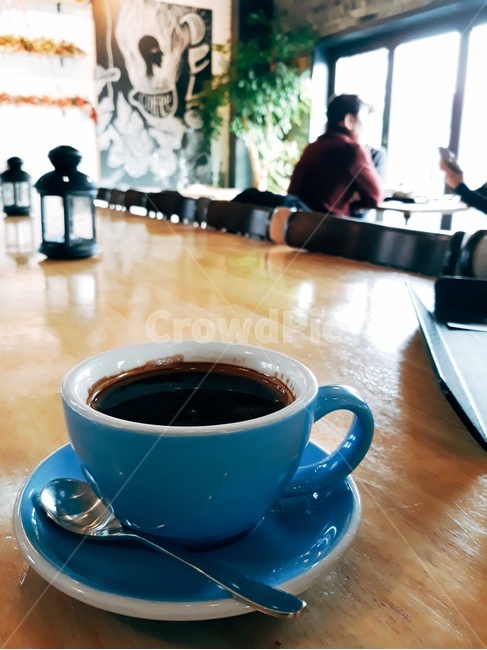 커피,아메리카노,coffeecup,커피컵,cup,컵,spoon,숟가락,파란컵,bluecup,파란커피컵,bluecoffeecup,카페내부,커피한잔,나무테이블,커피,카페,coffee,cafe
